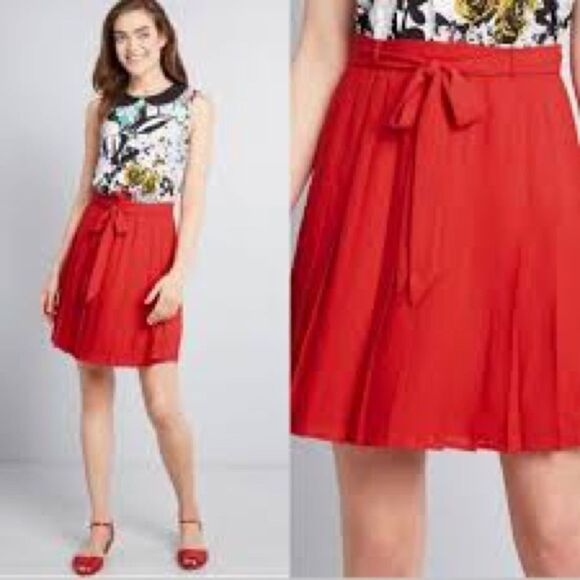 ModCloth Purely Pretty Red pleated miniskirt with bow - Picture 2 of 11